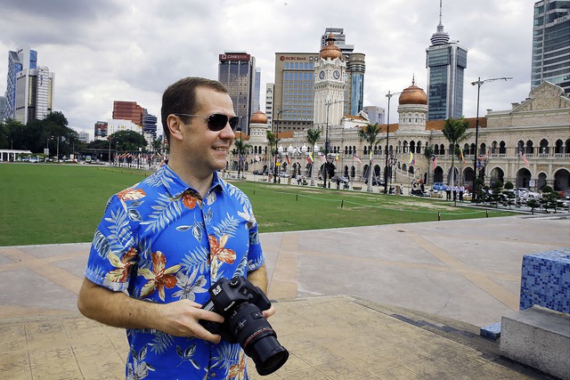  Máy ảnh Canon EOS 5Ds và bộ pin cũng theo ông Medvedev du ngoạn Kuala-Lumpur 