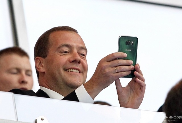  Ông Medvedev với chiếc Samsung Galaxy 6s Special Edition giá 89990 rúp (khoảng 25 triệu VND). Chỉ có 1000 chiếc được bán tại thị trường Nga. 