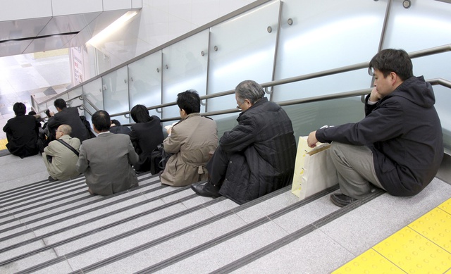  Người dân Nhật Bản ngồi chờ đợi tại ga Tokyo sau trận động đất sóng thần 