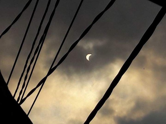  7:38 giờ Việt Nam, nhật thực đã đạt đỉnh bán phần. Ảnh chụp tại Dak Lak. 