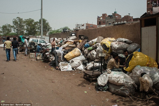 Một con đường chất đầy phế liệu điện tử đang chờ thu mua ở Seelampur, Ấn Độ.