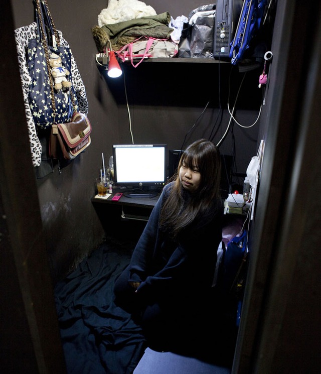 
Aya, 18 tuổi, ở quán cafe Internet cùng mẹ. Họ mất nhà và mất việc sau trận động đất và sóng thần năm 2011
