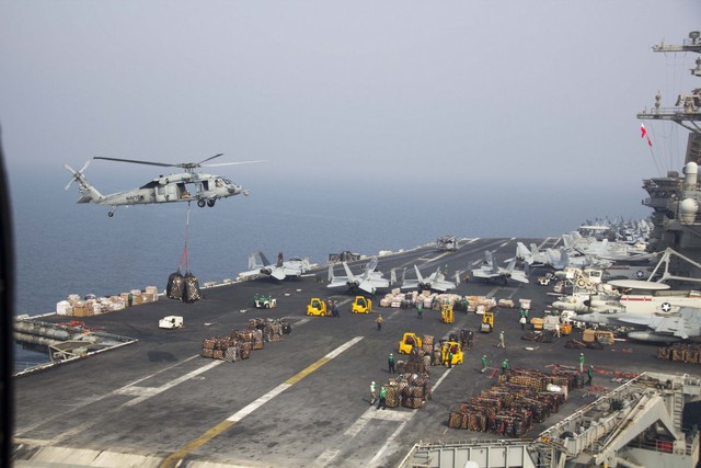  Quá trình cấp tiếp lương thực đang diễn ra trên tàu sân bay USS Theodore Roosevelt. 