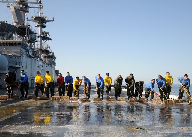  Các thủy thủy trên tàu USS Essex đang lau dọn boong tàu. 