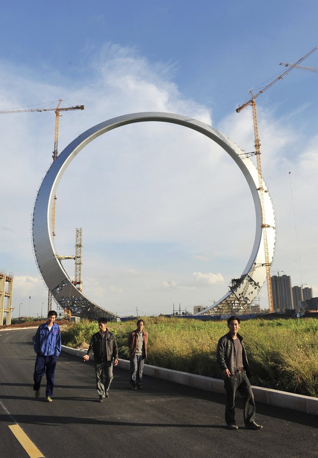  Công trình vòng tròn thép có hình dáng giống như chiếc nhẫn khổng lồ tại tỉnh Liêu Ninh được xây dựng với ý định thu hút khách du lịch trong và ngoài tỉnh đến tham quan. Vào buổi tối, vòng tròn được thắp sáng bởi 12000 bóng đèn LED, hứa hẹn là một điểm đến không thể bỏ qua. 