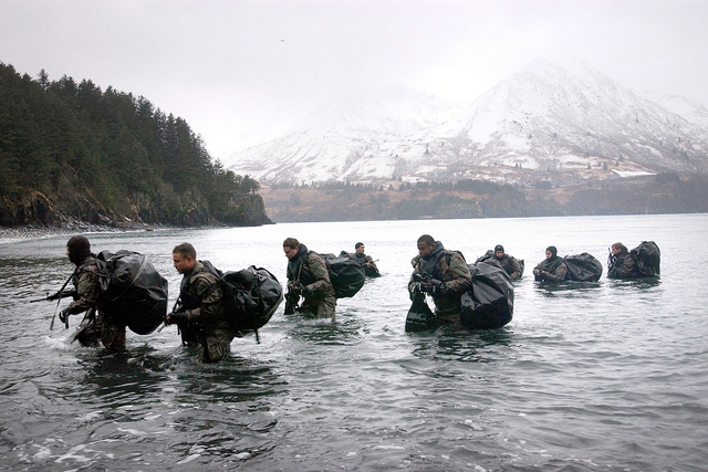  Lính SEAL đang hành quân giữa làn nước lạnh. 