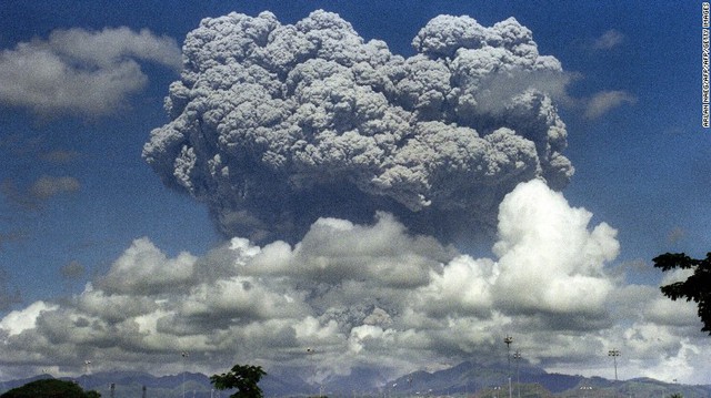  Khói bụi từ vụ phun trào năm 1991 của núi lửa Pinatubo tại Phillippines. 