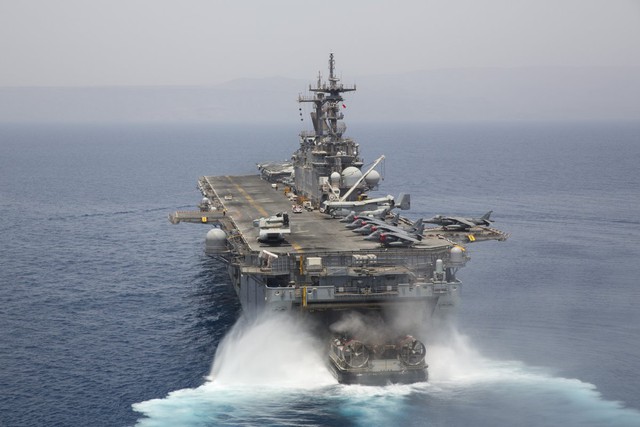  Một tàu đổ bộ đệm khí cũng xuất hiện cùng với tàu sân bay USS Kearsarge ở Vịnh Aden. 