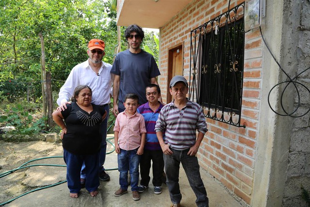  Ts. Jaime Guevara-Aguirre (bên trái) và Ts. Valter Longo (bên phải) với những bệnh nhân Laron của mình.   