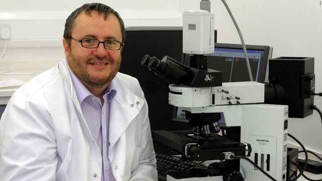  Giáo sư Pete Coffey đến từ Đại học London, người đang mở ra hy vọng cho hàng triệu bệnh nhân mù lòa 