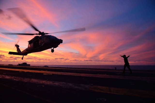  Tàu sân bay USS John C. Stennis đang tiến hành các hoạt động cùng trực thăng. 