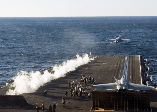 Một chiếc máy bay phản lực được phóng ra từ boong tàu sân bay USS Enterprise. 