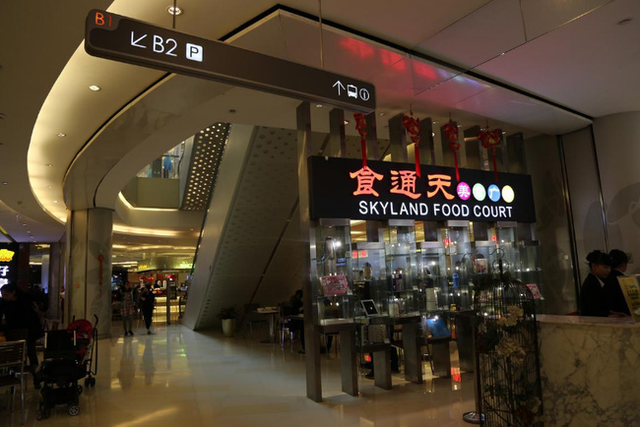 Sau khi ăn, phóng viên CNET đi thang máy xuống khu vực trung tâm thương mại và ghé thăm một trong 22 cửa hàng bán lẻ của Xiaomi (hiện nay, Xiaomi mới có các cửa hàng ở Trung Quốc, Hong Kong và Đài Loan).