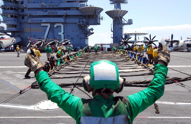  Các thủy thủ được lệnh thiết lập rào chắn trong khi tập luyện quân sự trên tàu USS George Washington. 