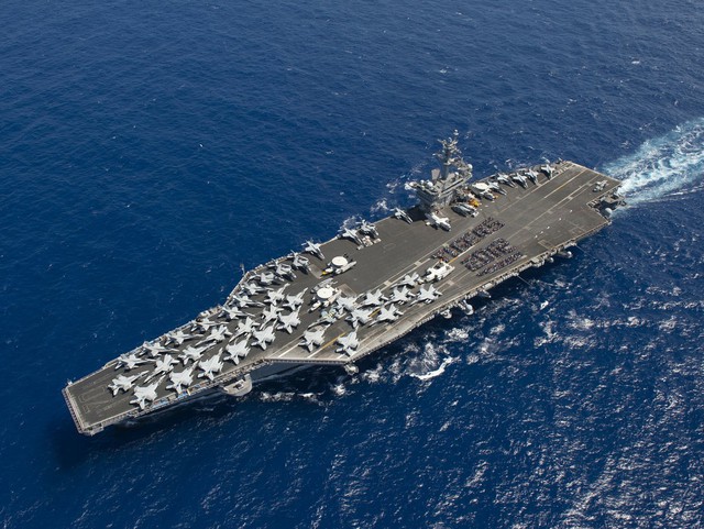  Những người tham gia chương trình Tiger cruise (một chương trình đem tới cơ hội để gia đình và bạn bè của những thủy thủ có điều kiện nhìn cận cảnh cơ sở vật chất của Hải quân Mỹ ngày nay) đã có một chuyến hành trình đầy kỷ niệm trên boong tàu của tàu sân bay USS Carl Vinson. 