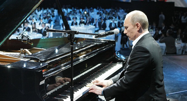  Ông Putin đánh đàn và hát ca khúc tiếng Anh. 