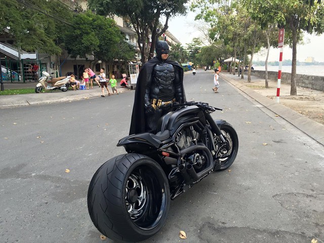 
Hình ảnh về Batman đang gây xôn xao trên cộng đồng mạng Việt Nam.
