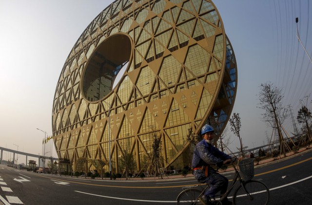 Đầu tiên phải kể đến “vòng tròn Quảng Châu” nằm bên dòng sông Pearl nổi tiếng với thiết kế hình chiếc bánh rán khổng lồ. Điều thú vị là hình ảnh phản chiếu của tòa nhà xuống nước có hình số 8 – con số may mắn theo quan niệm của người Trung Quốc.