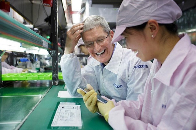  CEO Tim Cook trong một lần ghé thăm nhà máy của Foxconn. 