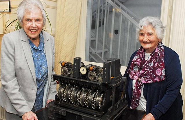  Các cựu nhân viên giải mã chụp ảnh lưu niệm bên cạnh chiếc Lorenz SZ42 mà Bảo tàng Tin học mượn của Na Uy. Ảnh: Daily Mail 