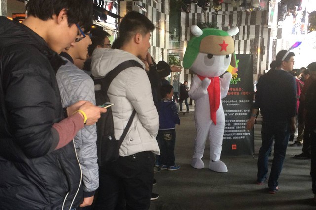 Người hâm mộ Xiaomi tham gia một bữa tiệc công ty tổ chức tại Trung Quốc
