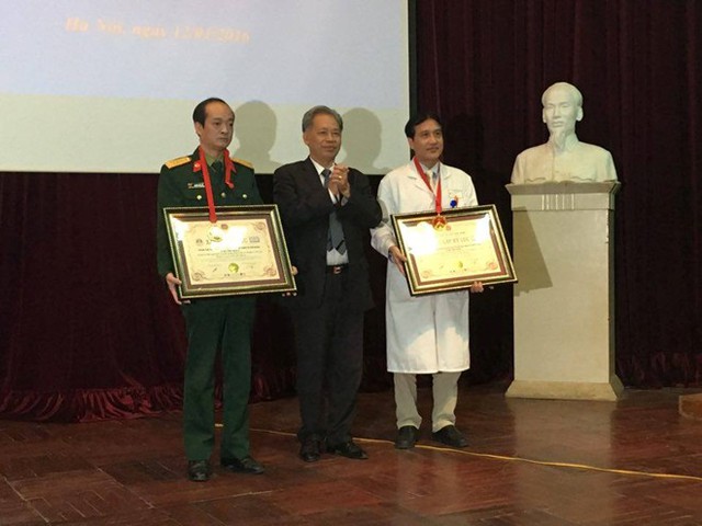   Hội đồng xác nhận Kỷ lục Việt Nam trao kỷ lục cho đại diện Trung tâm điều phối ghép tạng Quốc gia. Ảnh: Hà Quyên. 