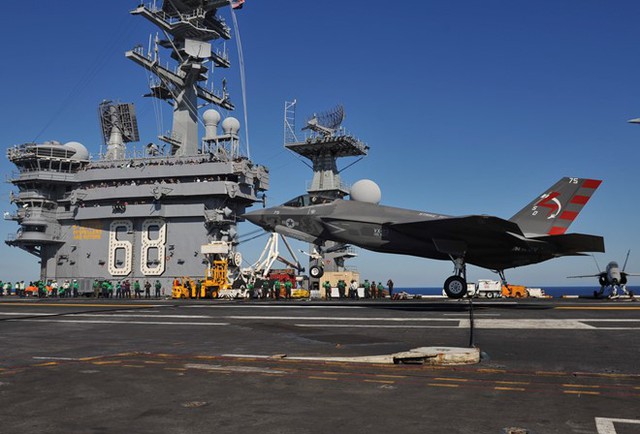  Phiên bản F-35C của hải quân đang thử nghiệm hạ cánh trên boong tàu sân bay USS Nimitz (CVN-68). Ảnh: Hải quân Mỹ 