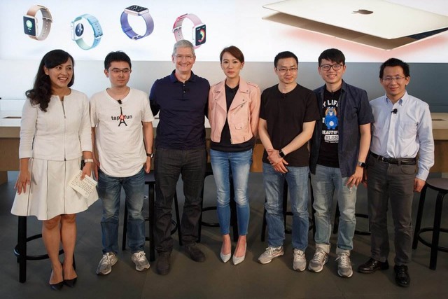 Ông đi taxi Didi đến cửa hàng Apple Store, nơi gặp gỡ một số lập trình viên cao cấp của Trung Quốc, bao gồm nhà sáng lập và CEO của Tap4Fun, Daydaycook, Meitu và Toutiao.