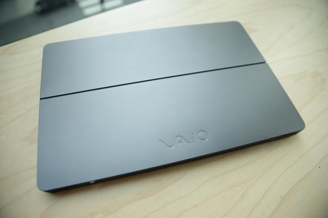  Laptop Vaio Z Flip. Logo của Vaio cũng không có gì thay đổi so với thời còn thuộc sở hữu của Sony. 