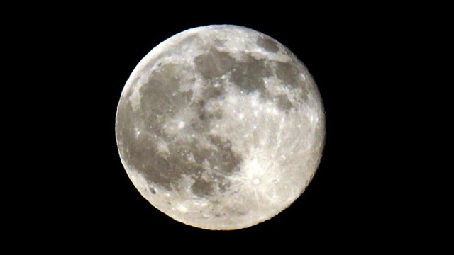 Trăng tròn hạ chí quan sát từ cảng Montrose ở Chicago đêm 20/6. Theo National Geographic, đây là hiện tượng trăng tròn vào ngày hạ chí lần đầu tiên kể từ năm 1967. Vào năm 1967, hạ chí và trăng tròn cách nhau chỉ vài giờ nhưng lại vào ngày khác nhau vì tuỳ thuộc múi giờ. Ảnh: Chicago Tribune