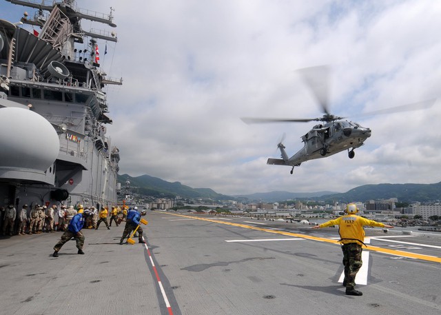  Trực thăng MH-60S Sea Hawk hạ cánh trên tàu sân bay USS Essex. 