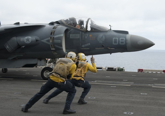  Một chiếc máy bay phản lực Harrier đang phóng từ tàu sân bay USS Makin Island. 