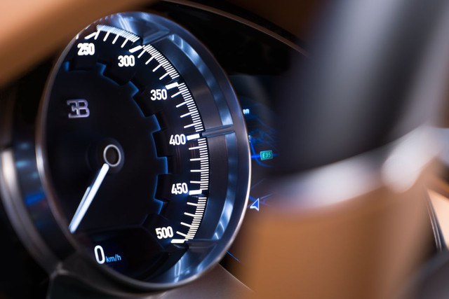  Kết hợp cùng hộp số ly hợp kép 7 cấp, động cơ giúp Bugatti Chiron mất chưa đầy 2,5 giây để tăng tốc lên 100 km/h, thêm 4 giây sẽ đạt vận tốc 200 km/h và chạm ngưỡng 300 km/h chỉ trong vòng 13,6 giây. 