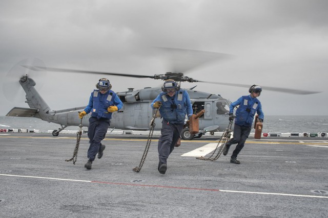  Trực thăng SH-60 Sea Hawk trên tàu sân bay USS Wasp. 