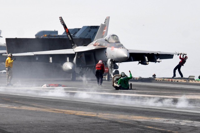  Các thủy thủy đang chuẩn bị mọi khâu trước khi cho chiếc tiêm kích F/A-18E Super Hornet cất cánh khỏi đường băng. 