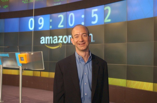  Sáng lập kiêm CEO Amazon, Jeff Bezos chụp ảnh tại Quảng trường Thời đại trước khi thị trường cổ phiếu NASDAQ mở cửa vào ngày 22/8/2003. 