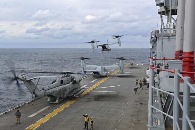  Máy bay trực thăng MV-22 Osprey được giao cho Phi đội Marine Medium Tiltrotor Squadron đang thực hiện màn cất cánh từ boong tàu của tàu USS Bonhomme Richard. 
