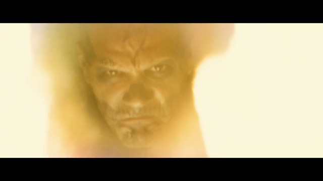 
El Diablo (Jay Hernandez) với những hình xăm ấn tượng và khả năng phóng ra lửa.
