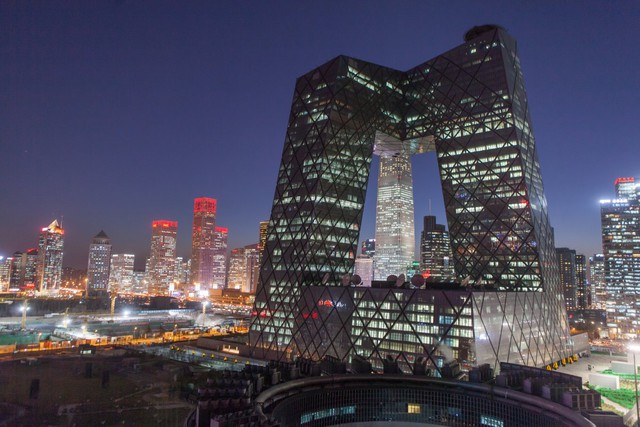  Vào năm 2014, Chủ tịch Tập Cận Bình đã thẳng thắn khuyến cáo không nên xây dựng thêm những công trình kiến trúc giống như đài truyền hình quốc gia CCTV. Tòa tháp này trông giống hệt chiếc quần dài mọi người mặc hàng ngày. 