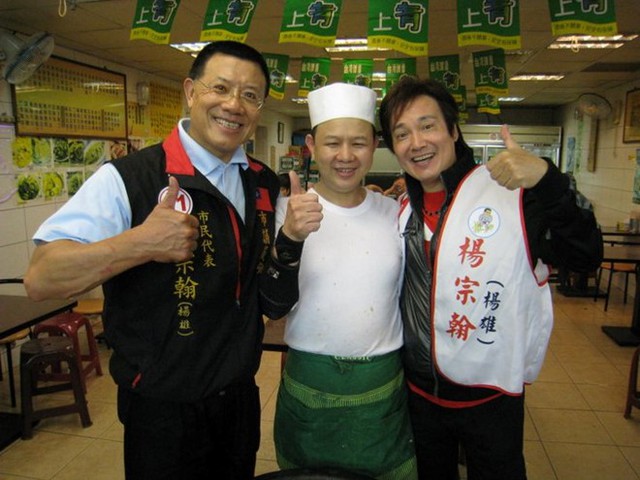 
Dương Hùng (trái) giờ kinh doanh nhà hàng để có thu nhập.
