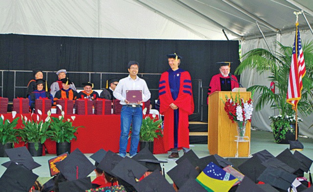  Phạm Hy Hiếu (áo trắng) nhận giải thưởng Ben Wegbreit dành cho luận văn tốt nghiệp xuất sắc nhất của khoa Khoa học máy tính - Đại học Stanford 2015. 