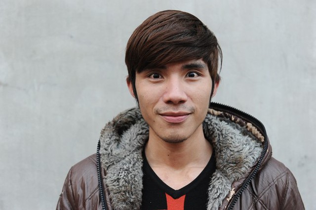 
Anh Phạm Minh Công phải thể hiện 2 sắc thái biểu cảm trên khuôn mặt để được chọn làm diễn viên quần chúng cho phim.
