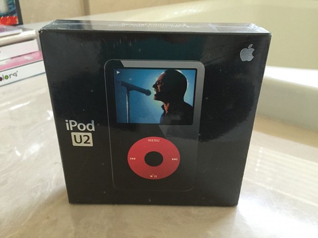  Chiếc iPod Video phiên bản giới hạn có chữ ký của các thành viên ban nhạc U2 được bán với giá khởi điểm lên tới 7.000 USD. 