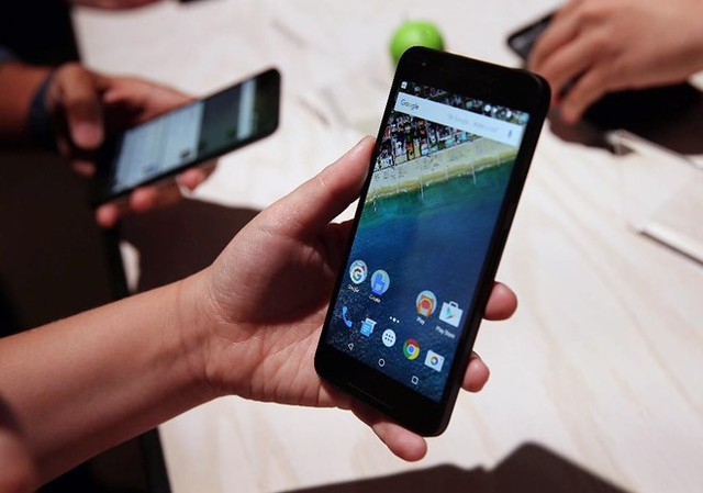  Người dùng tham gia trải nghiệm chiếc Nexus 5X trong một sự kiện truyền thông của Google. Ảnh: Getty Images. 