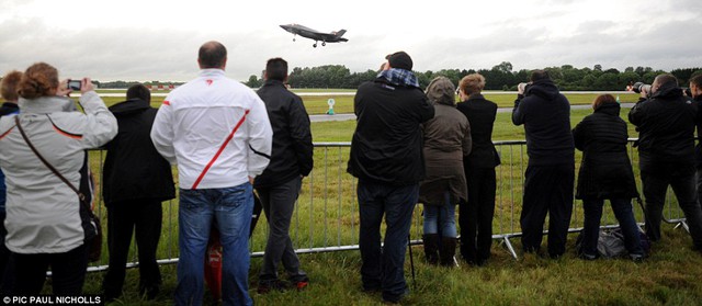 Rất nhiều người đã chào đón chiếc máy bay mới tại sân bay Fairford hôm vừa qua.