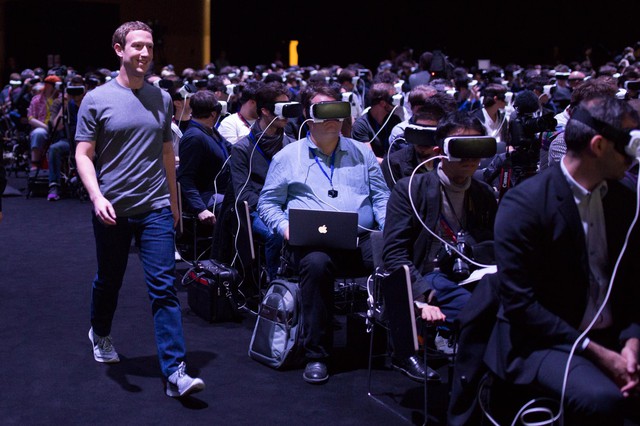 
Bức ảnh Mark Zuckerberg đăng lên trang cá nhân của mình, trong đó khán phòng tràn ngập người đeo kính thực tế ảo.
