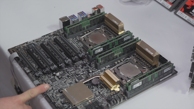  2 CPU Intel Xeon E5 2697v3 được lắp trên Mainboard. 