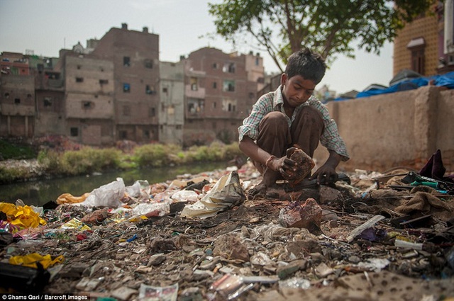 Các bãi rác thải điện tử này thu hút rất nhiều trẻ em đến kiếm sống.