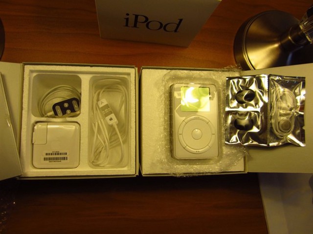  Nếu bạn sở hữu chiếc iPod thế hệ đầu tiên và chưa bóc máy, hãy mang lên eBay và bán với giá 10.000 USD. 