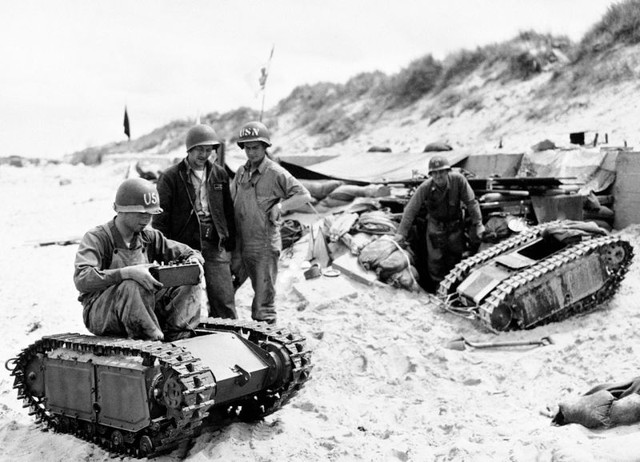 
Những xe tăng điều khiển từ xa mang thuốc nổ của Đức Quốc xã, được lính Mỹ thu lại sau trận chiến.
